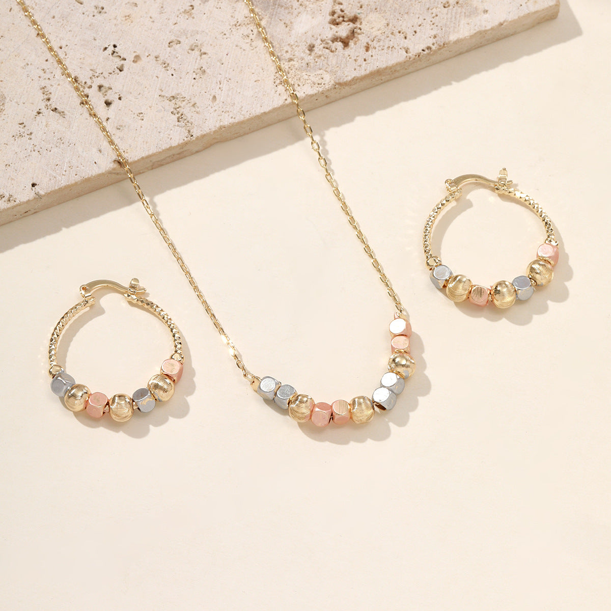 Ensemble collier et boucles d'oreilles rétro à perles carrées