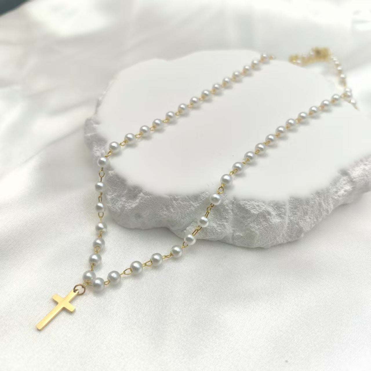 Collier Ras-de-Cou Pendentif Croix – Chaîne de Perles Ajustable