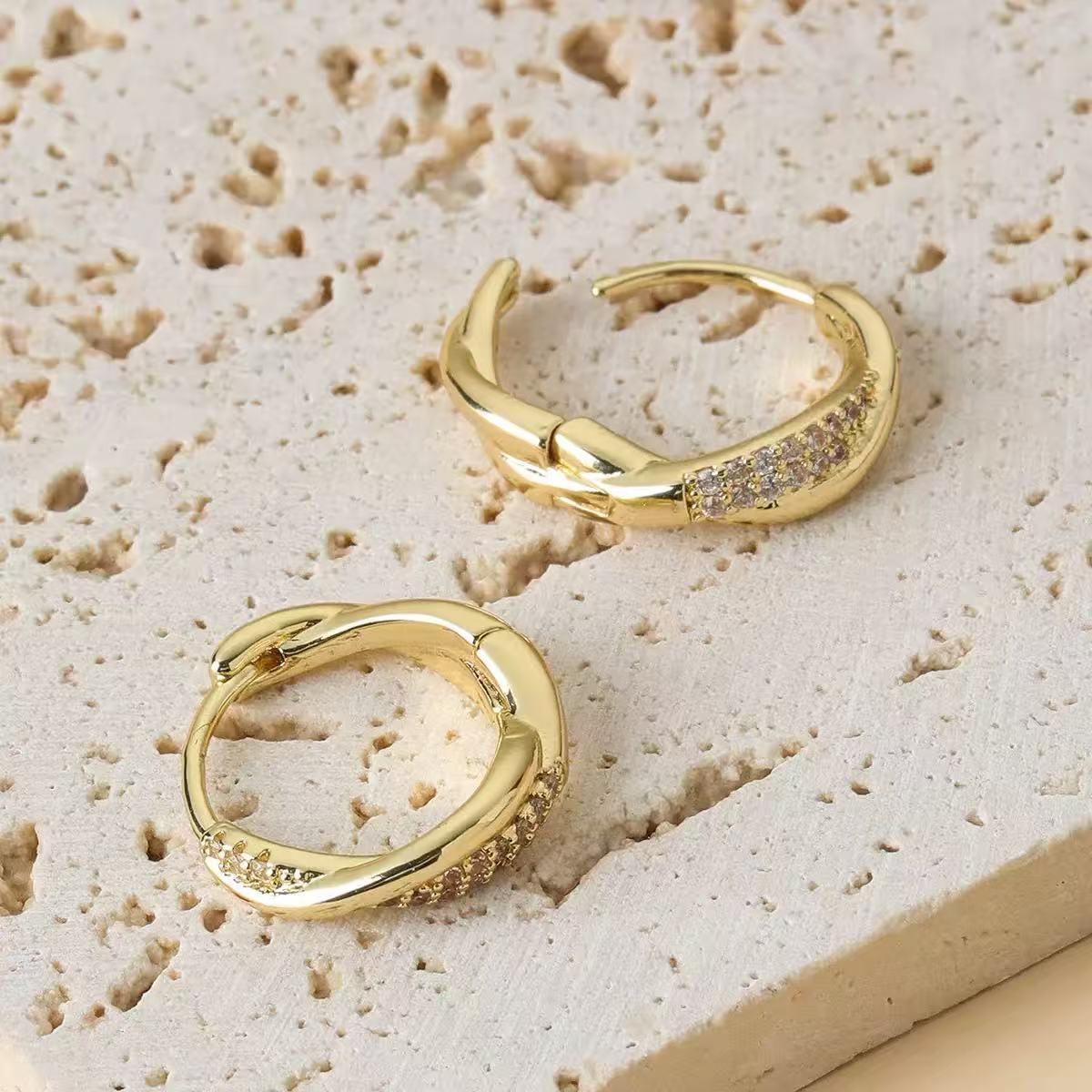 Boucles d'oreilles créoles torsadées en zircon
