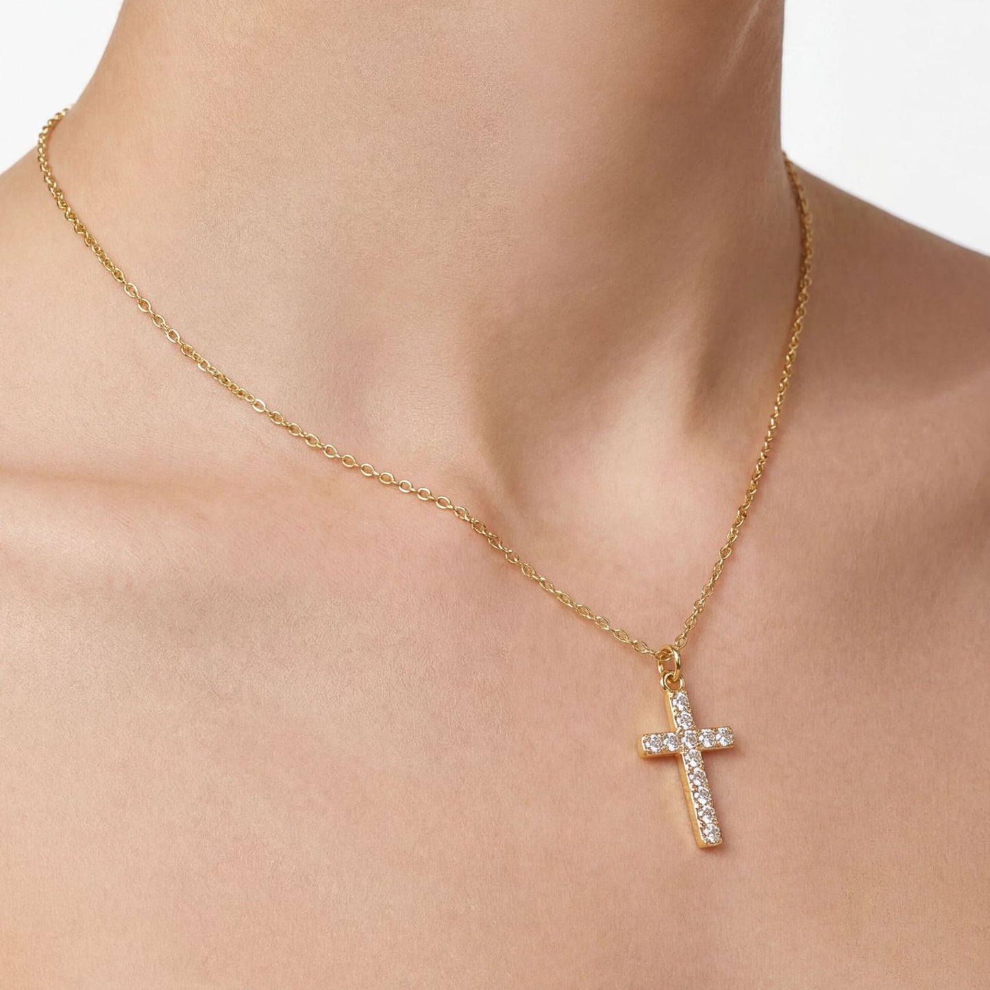 Collier en alliage avec pendentif croix en zircon