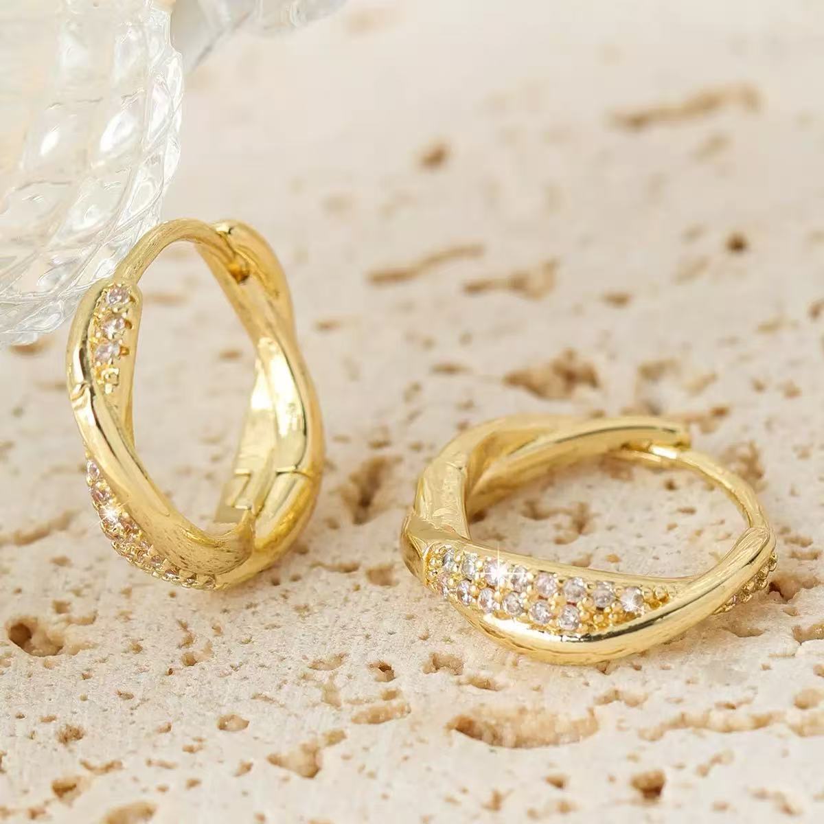 Boucles d'oreilles créoles torsadées en zircon