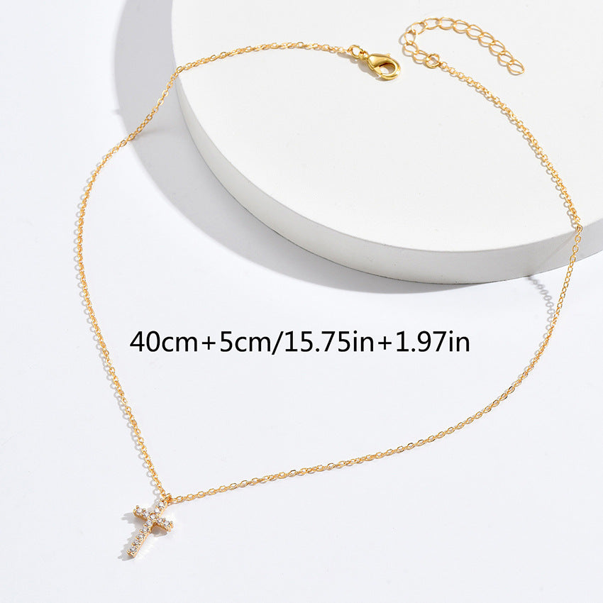 Collier en alliage avec pendentif croix en zircon