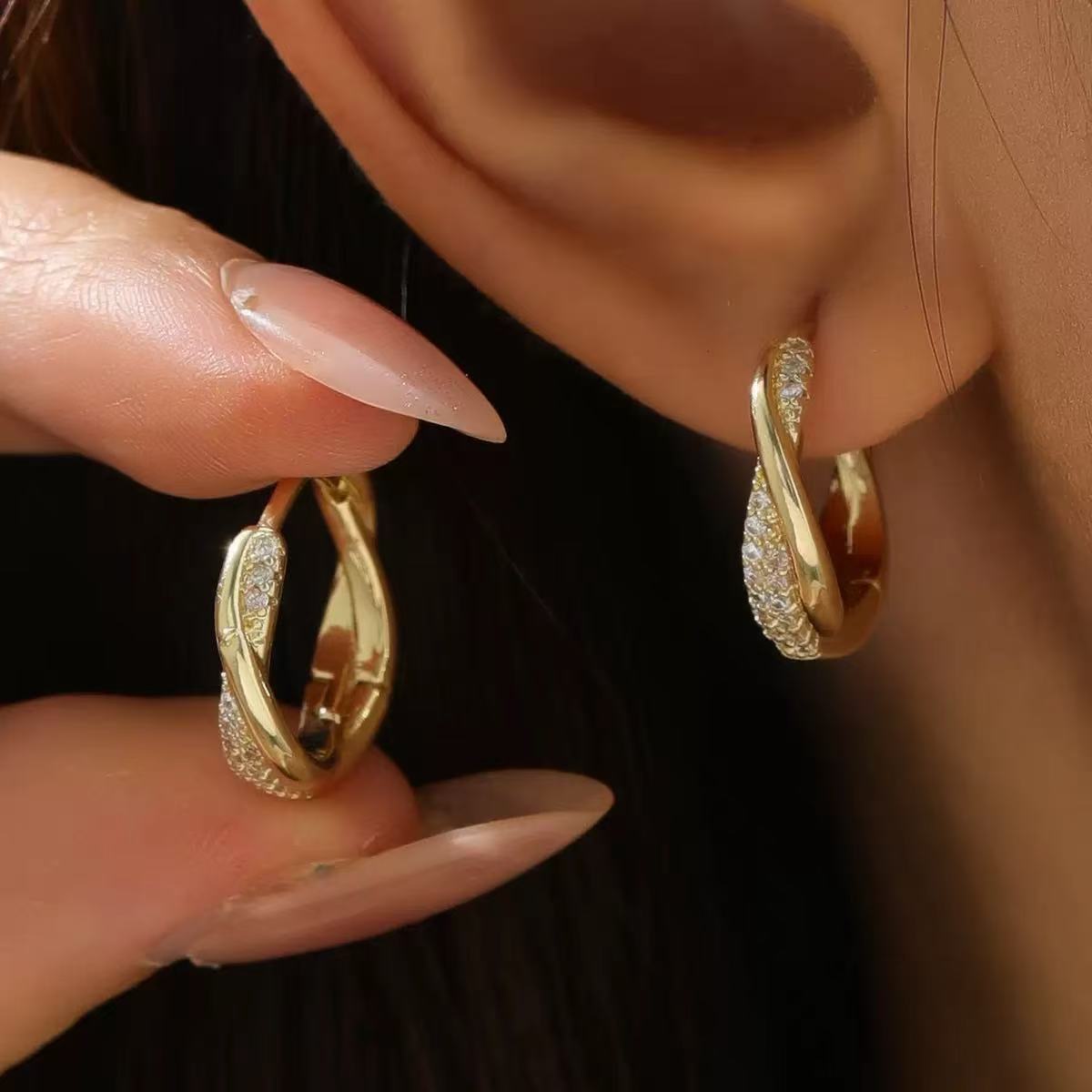 Boucles d'oreilles créoles torsadées en zircon