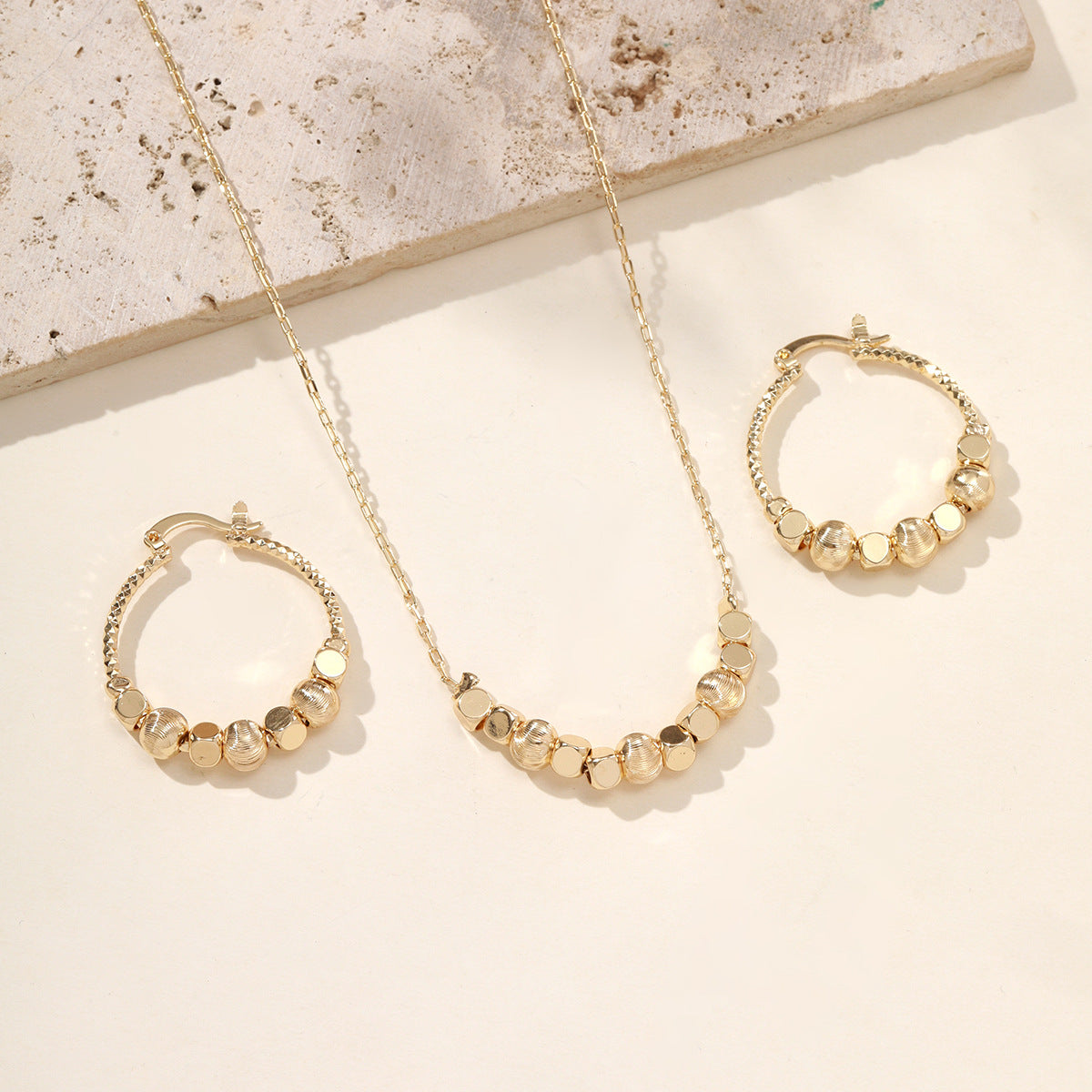 Ensemble collier et boucles d'oreilles rétro à perles carrées