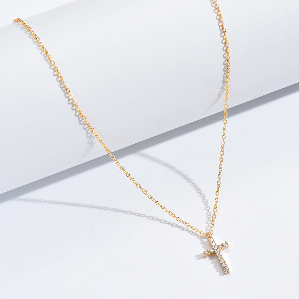 Collier en alliage avec pendentif croix en zircon